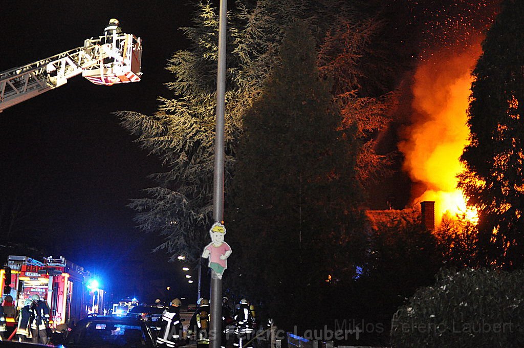 Vollbrand Einfamilienhaus Koeln Fuehlingen Roggendorfer Weg P054.JPG